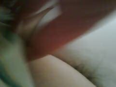 Pubic 머리가 벗어 채널이 그녀의 팬티다.