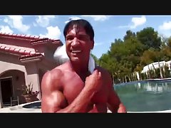 그는 열심히 돈 벌어