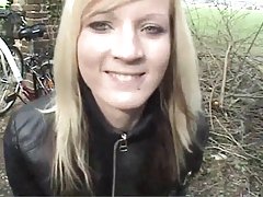 공원에서 cumslut 같은 금발 행위