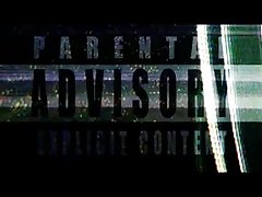 사람이 폭포에서 자신의 칼