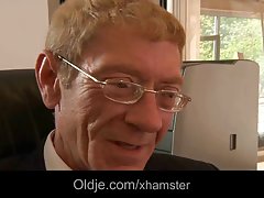 젊은이클리닝 girl 섹 낡 보스를 지켜 그녀의 직업