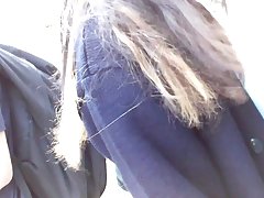 버스 정류장에서 솔직 한 큰 검은 가슴