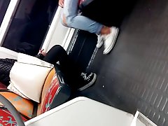 솔직 한 프랑스 아랍 소녀 캔버스와 대화