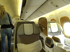 높은 발뒤꿈치와 청바지 보잉 항공기