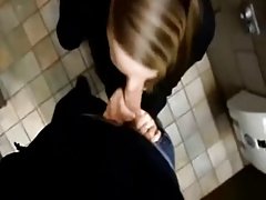 를 사용하여 공중 목욕탕을 빨다 닭