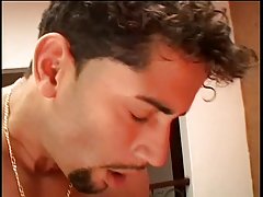 섹시한 슬림 black-haired senorita desecrated 에는 소파