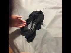 아시아 여자 친구 사촌 팬티를 훔친 다 및 그들을 착용합니다
