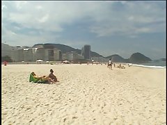 티나와 작은 가슴 산책로 주변에 타고 ebony Dong