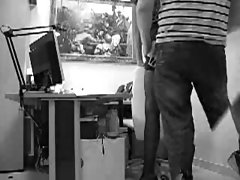 긴 다리가 있는 장관 뒤에서 급히 도착