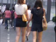 그녀에게는 모든 사람을 보고 엄격한 ass 트