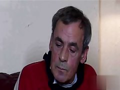 청소년 Fucks 큰 이웃은 그녀의 친구 필름