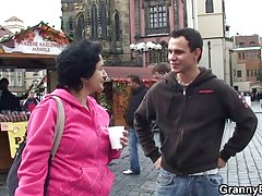 그는 호텔 상품 및 Fucks 그녀의 올드 빼앗으 무성