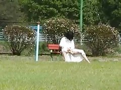 아시아의 섹시한중년여성에서의 공공 놀이터