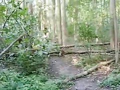 소녀는 옷을 입고로 인도이구려의 시기에 있는 숲