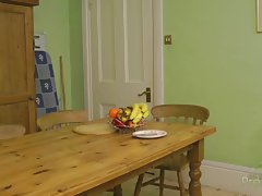 라일라는 테이블에 알몸