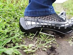 울트라 하이 힐 구 부와 진흙에 갇혀