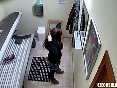 숨겨진된 캠 소녀 일광 욕실에서 그녀의 음부를 만지고 있다