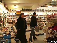 그는 픽 Busty bookworm 여자