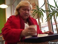 닭이 배고픈 할머니를 가져옵 두드