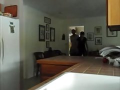 이 망가져 가는 엄마는 주방