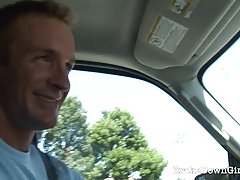 그녀의 차가 고장 후 아마추어 여자 사람을 기쁘게