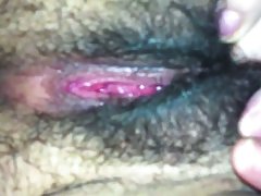 Masturbates 털이 음부