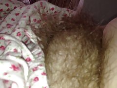 을 드러내는 그녀의 라운드 소프트 pubic Bush.