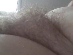 의 측면에 그녀의 털이 Bush 와 그녀의 부드러운 가슴이,