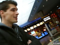 큰 장난감 뚱 보 빨 하 고 낯선 수 탉을 타고