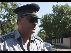 노인과 청소년 n15 금발 슬림 사춘기 및 성숙 경찰관