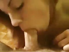 여자친구는 나에게 주시는 훌륭한 우등으로 입으로 가슴에