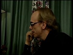 성숙한 여인이 큰 젖은 가슴