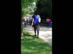 나는 창녀에게 공중에서 주목을 받고 있는 그녀의 엄격한 legging