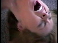 젊은 금발을 가져옵 크고 망에 요트습니다.