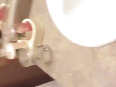 대담한 갈색 그녀의 치부를만 지는 목욕탕에 있는 그녀의 각자 영화