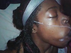 얼굴 및 그녀가 밖으로 나머지를 빤 다.