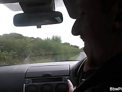 낯선 사람에 의해 그녀의 음부를 보았다고 갈색 plumper 도착