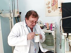 Redhead 할머니는 더러운티 스트레칭에 GYN 원