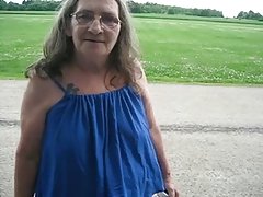 할머니가 불어 있는 거리에이든 음녀에서 자동차