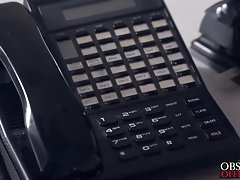 그의 책상에 그녀의 보스에 의해 완전히 걸 레가 옥 나 일