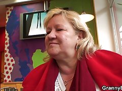 젊은 스터드 픽 거대한 할머니에 cafe